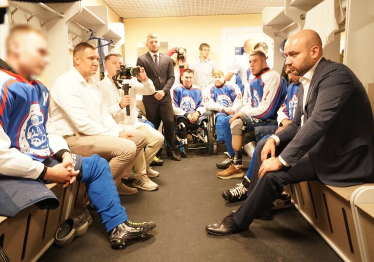 Глава региона Вячеслав Федорищев посетил тренировку по следж-хоккею команды «Лада» в Тольятти