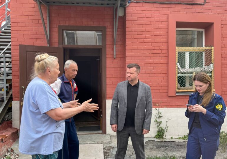 Глава Самарского района Роман Радюков провел встречу с жителями дома на улице Степана Разина