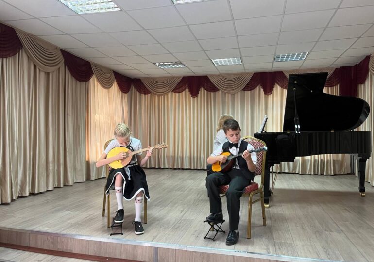 В самарскую детскую школу искусств доставили новые музыкальные инструменты