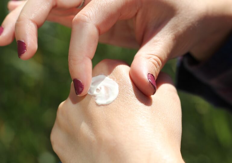 Врач рассказал о популярных ошибках в использовании солнцезащитного крема