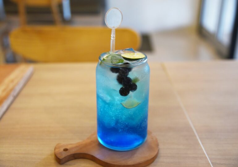 Врач порекомендовал не пить в жару сладкую газировку