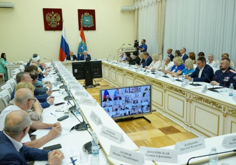 Глава региона Вячеслав Федорищев проводит заседание Общественной палаты