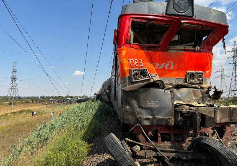 В Волгоградской области более 150 человек пострадали при столкновении поезда и грузовика