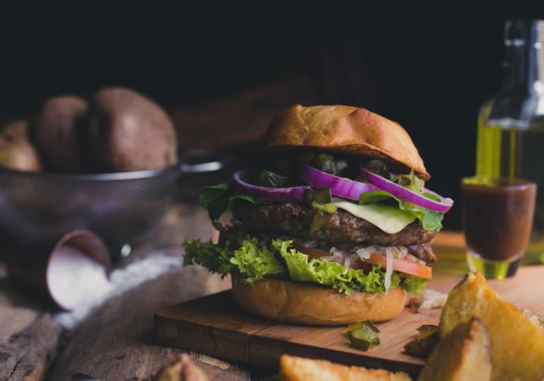 Врач рассказал, какие продукты вредно есть на ночь