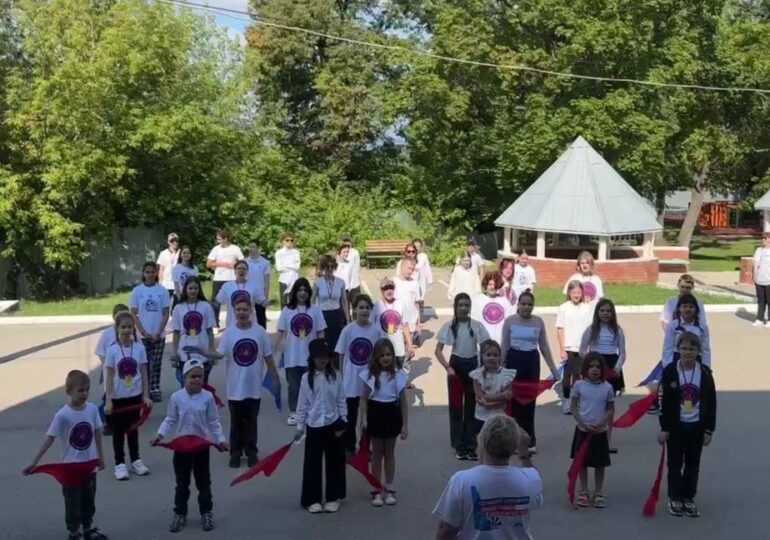 День Государственного флага Российской Федерации отметили в детском лагере «Золотая рыбка»