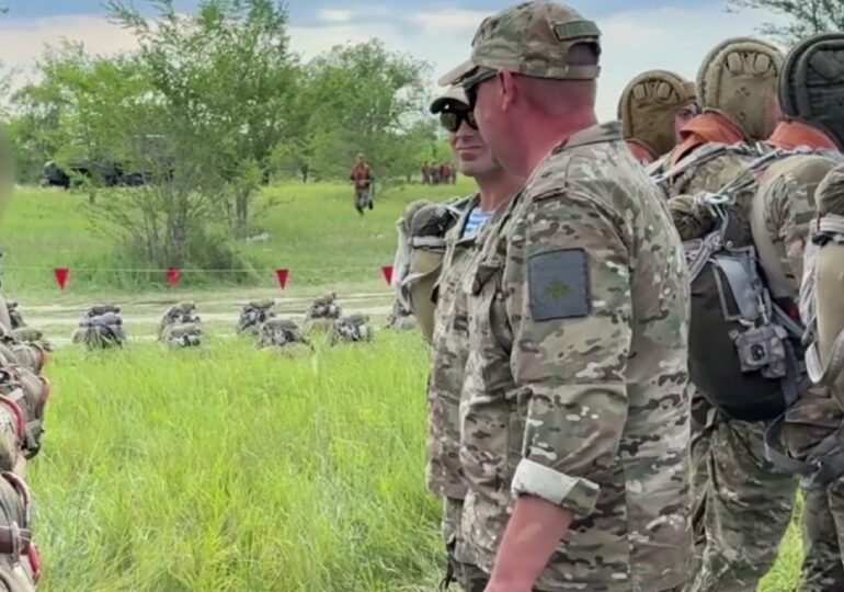 Свыше ста спецназовцев ЦВО совершили прыжки с парашютом под Самарой