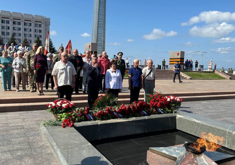 В Самаре прошла церемония возложения цветов к Вечному огню у горельефа «Скорбящей Матери-Родине» на площади Славы