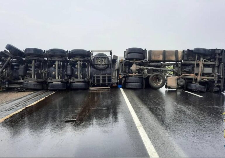 В Красноярском районе Самарской области два грузовика столкнулись с легковым автомобилем