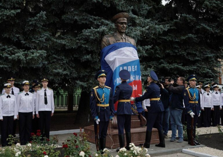 В сызранском сквере открыли бюст Герою Советского Союза Виталию Павлову