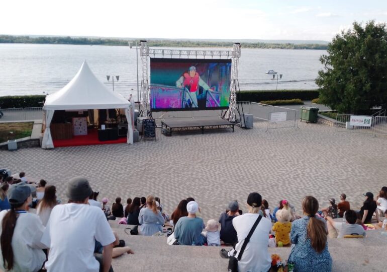 В Самаре продолжает свою работу бесплатный кинотеатр под открытым небом