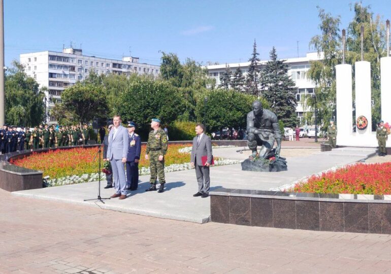 В Самаре на площади Памяти проходит торжественный митинг, посвященный 94-й годовщине со дня образования ВДВ