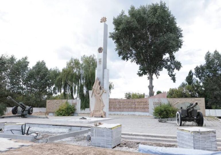 Вячеслав Федорищев осмотрел ход работ по благоустройству парка в Чапаевске