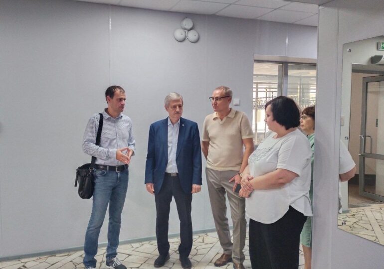 Представители Общественного штаба по независимому общественному наблюдению за выборами осматривают помещения, где будут располагаться избирательные участки