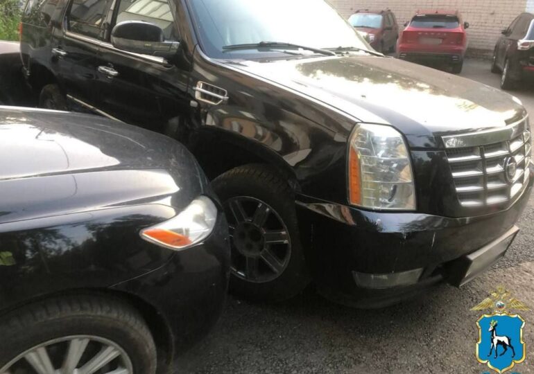 В Самаре женщина на «Кадиллаке» наехала на четыре автомобиля