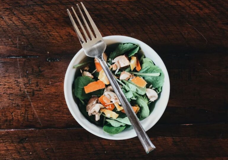 Врач-эндокринолог рассказал, что не стоит исключать из рациона пожилых людей