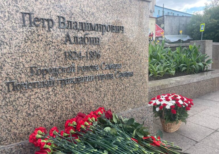 В Самаре состоялось торжественное возложение цветов к памятнику Петру Алабину