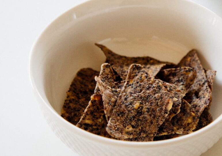 Врач рассказал о пользе чипсов из водорослей