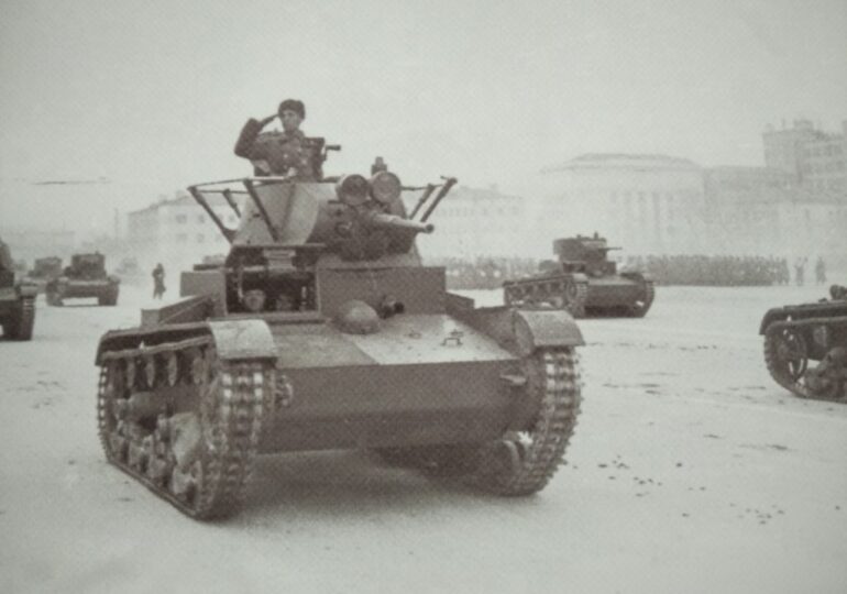 В военном параде 7 ноября 1941 года в Куйбышеве принял участие капитан Михаил Волков