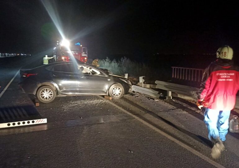 В Самарской области легковой автомобиль наехал на дорожный отбойник