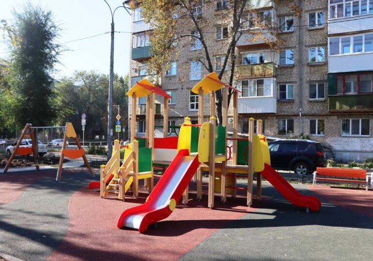 В Самаре преобразили двор на улицах Победы и Севастопольской