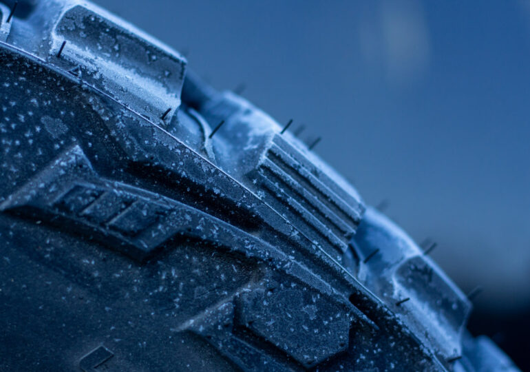 В России рекомендуют водителям переходить на зимние шины при среднесуточной температуре +5-7 °C