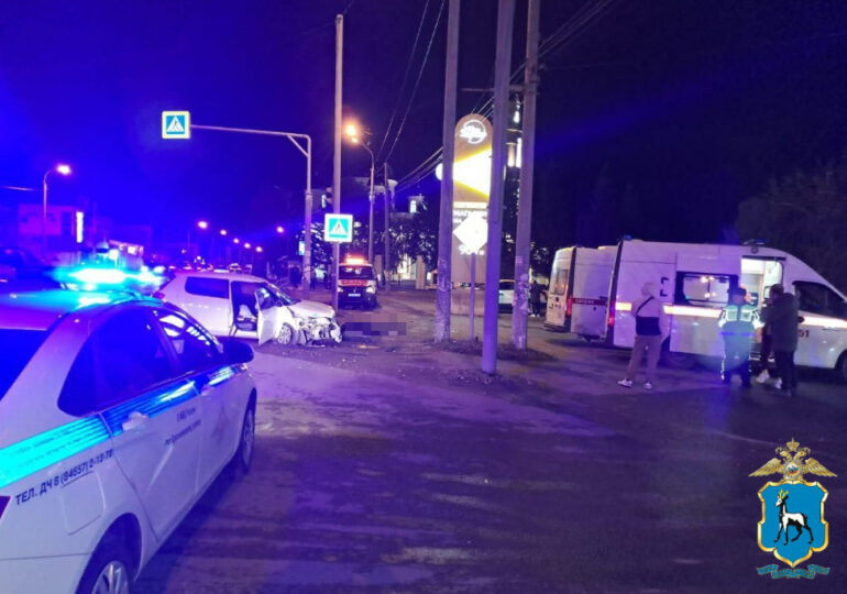 В Самарской области водитель наехал на опору освещения