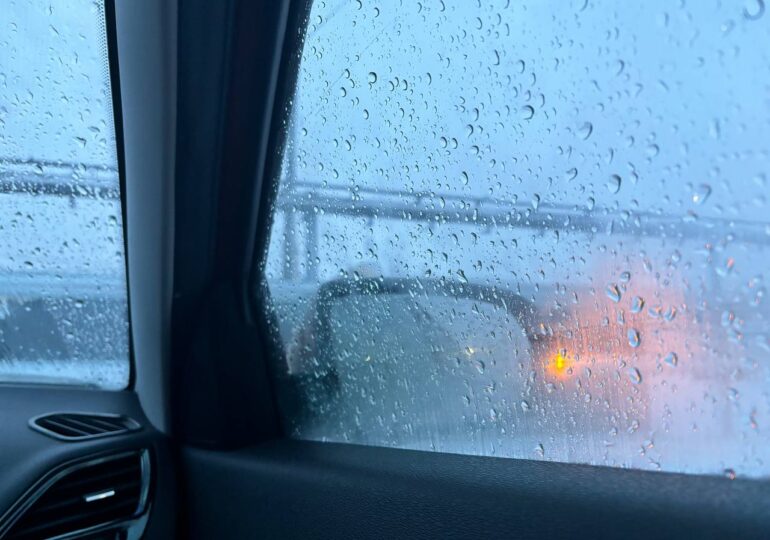 Самарцам напомнили о правилах нахождения на дорогах во время снегопада