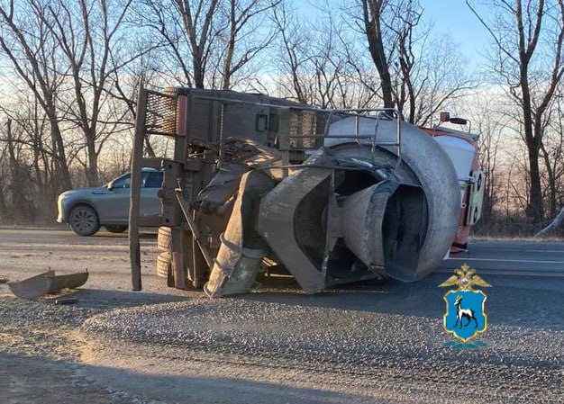 В Самарской области около поселка Лопатино перевернулись грузовик и легковушка
