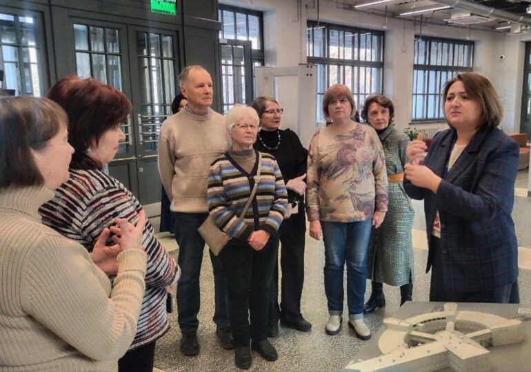 Для глухих и слабослышащих посетителей самарской Третьяковки провели экскурсию по зданию