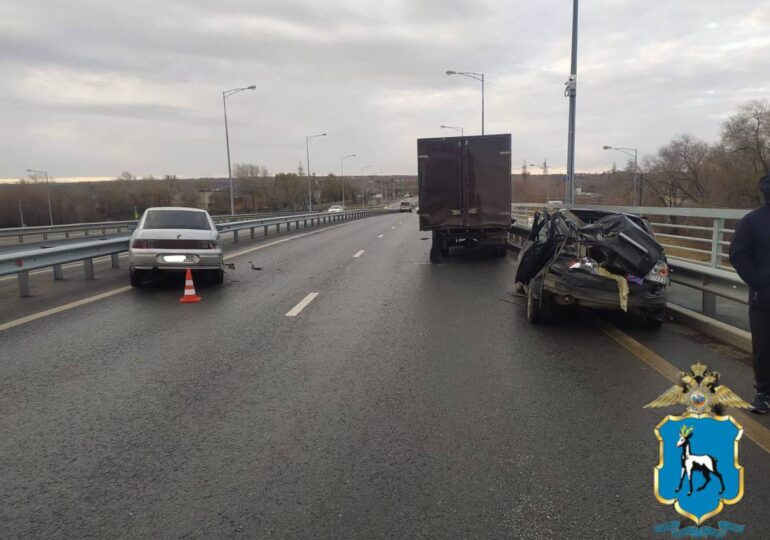 В Самаре на Стромиловском шоссе легковушка столкнулась с«ГАЗелью»