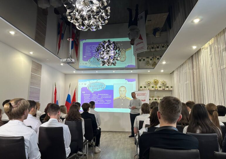 В Самаре участник СВО провел урок мужества для одиннадцатиклассников