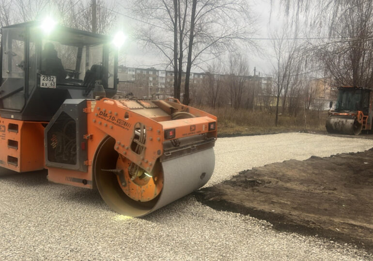 В Кировском районе Самары ремонтируют дорожное покрытие