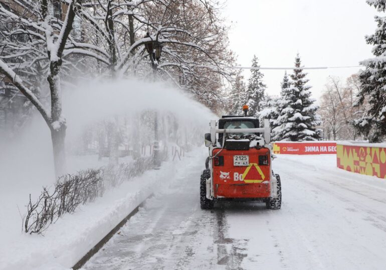 В Самаре набережную расчищают от снега