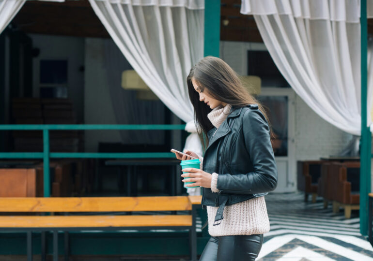 Россиян предупредили о новом виде мошенничества с использованием открыток и «гифок» в мессенджерах