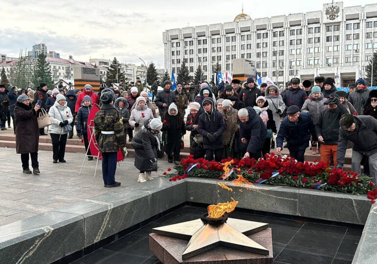 В Самаре возложили цветы к мемориальному комплексу и горельефу «Скорбящей Матери-Родине»