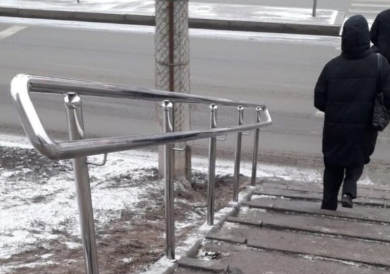 В Самаре установили новые поручни к лестничному спуску на пересечении улиц Солнечной и Шверника