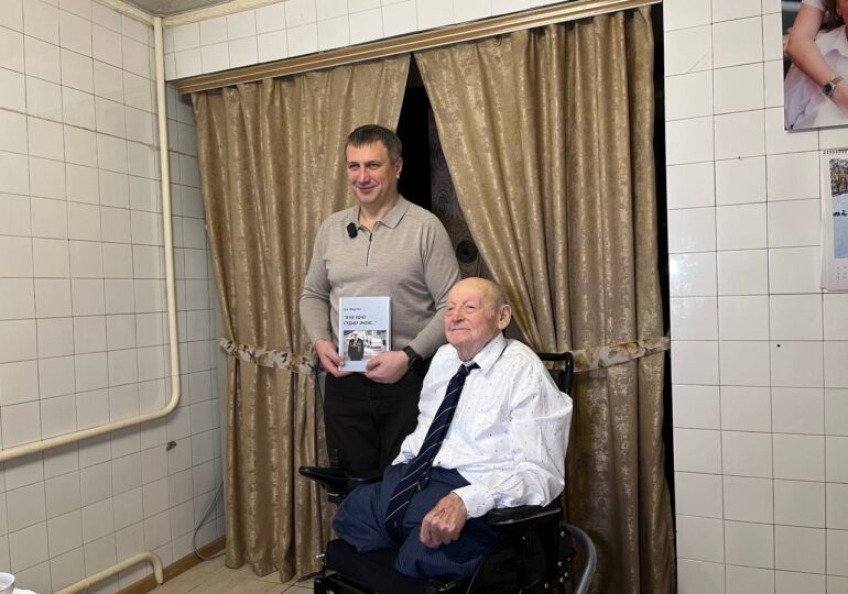 Иван Носков вручил подарок почетному жителю Самарской области Максиму Оводенко