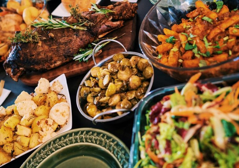 На новогодний ужин самарцы планируют потратить в среднем 12 тыс. рублей