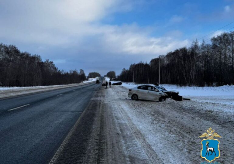 В Самарской области на трассе столкнулись две легковые машины