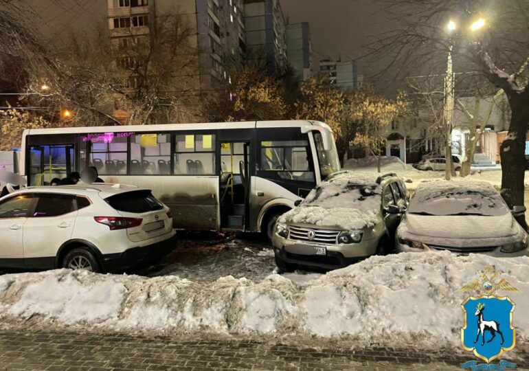 В Самаре автобус наехал на припаркованные легковушки