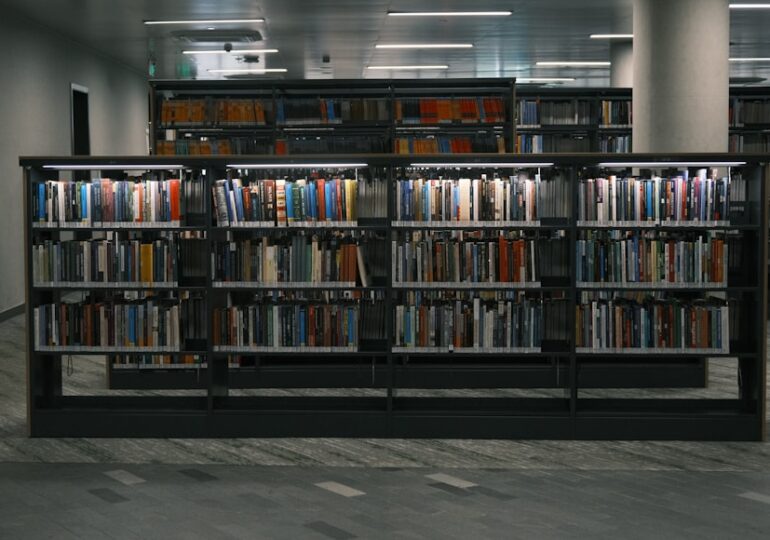 В Самаре пожилым и маломобильным гражданам приносят библиотечные книги на дом