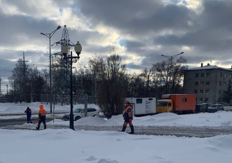 В Самаре на Московском шоссе устраняют аварию на водоводе