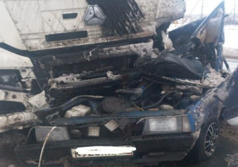 В Самарской области в ДТП между грузовиком и легковым автомобилем погибли два человека