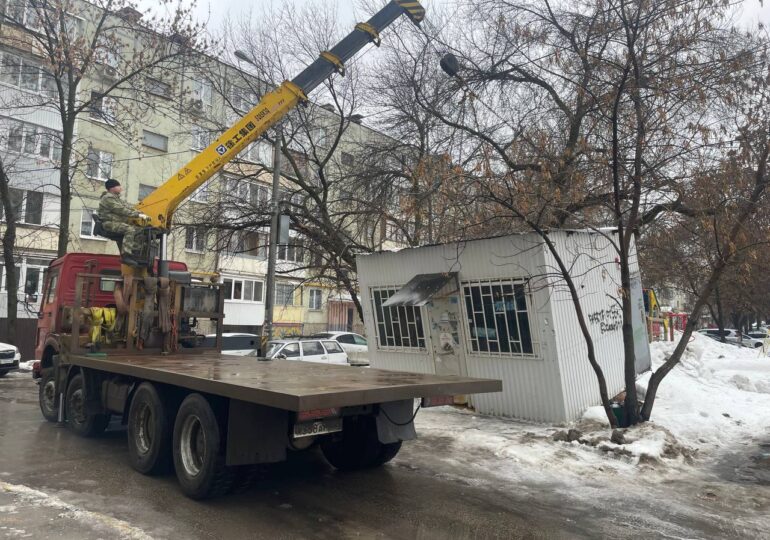 Во дворе дома №3 на улице Георгия Димитрова вывезли незаконно установленный киоск