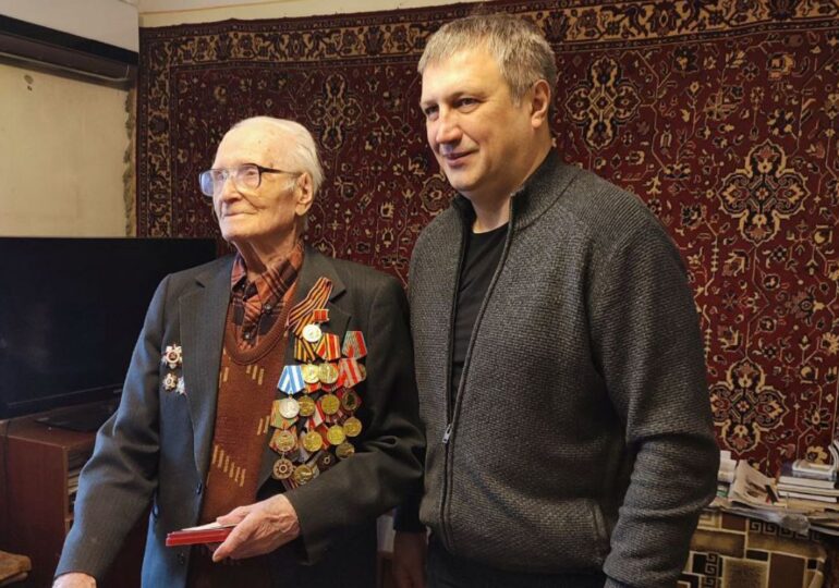 Глава Самары Иван Носков поздравил ветерана ВОВ Юрия Дмитриева с Днем защитника Отечества