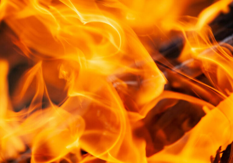 На промышленном предприятии в Саратове ликвидировали пожар после ночной атаки БПЛА