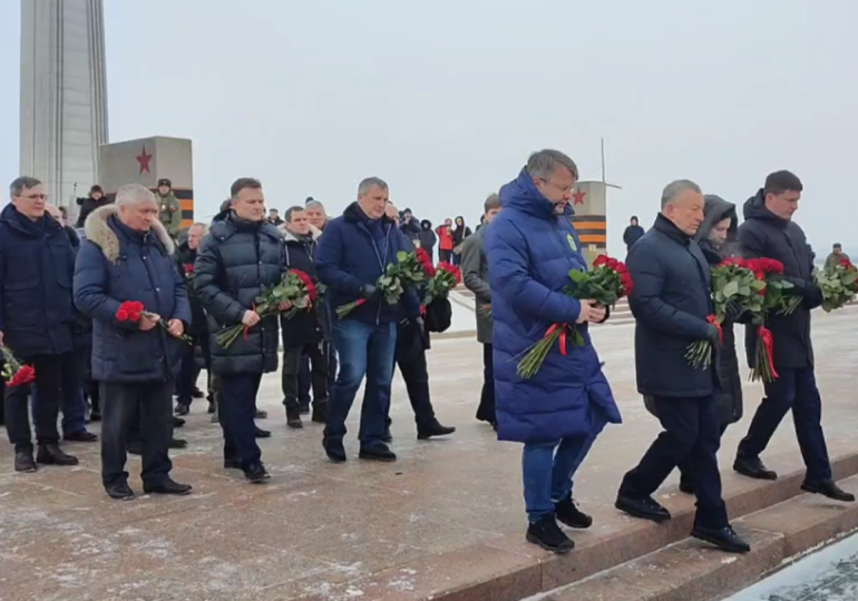 В Самаре почтили память Героев на площади Славы