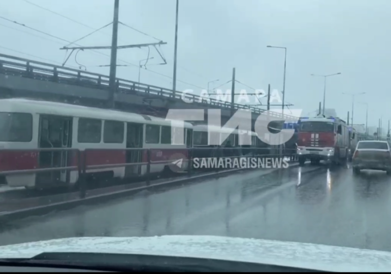 В Самаре на пересечении Ново-Садовой и Советской Армии встали трамваи