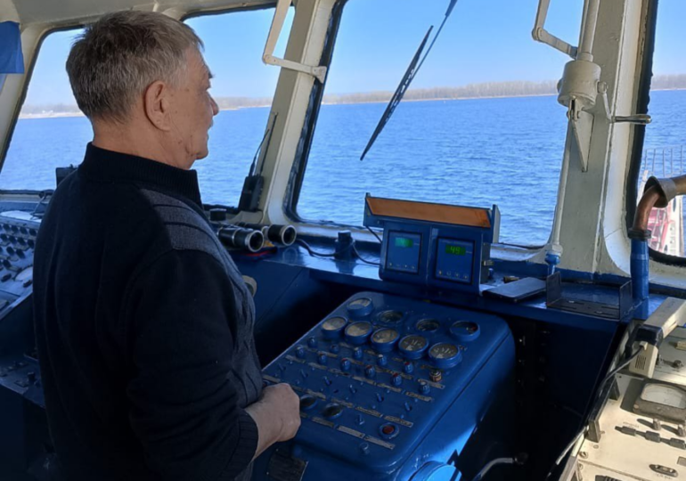 В Самарской области на Волге разбивают лед на пути к Рождествено