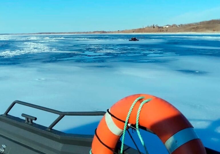 В Самарской области спасли двух рыбаков, которые провалились под лед